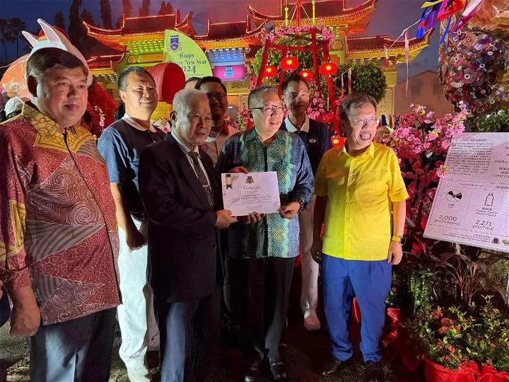 列入大馬紀錄大全　古晉18.88公尺環保龍亮燈