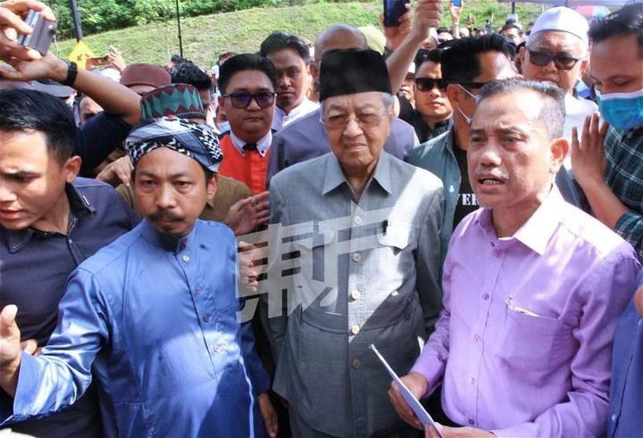 馬哈迪現身「人民集會」　錄供程序延至今午3時