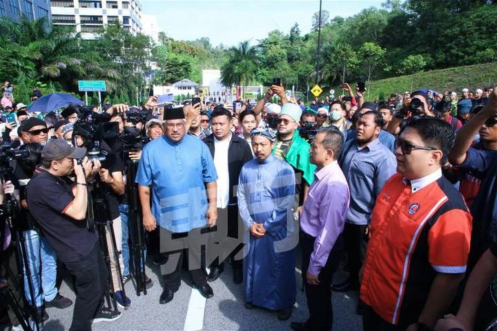 馬哈迪現身「人民集會」　錄供程序延至今午3時