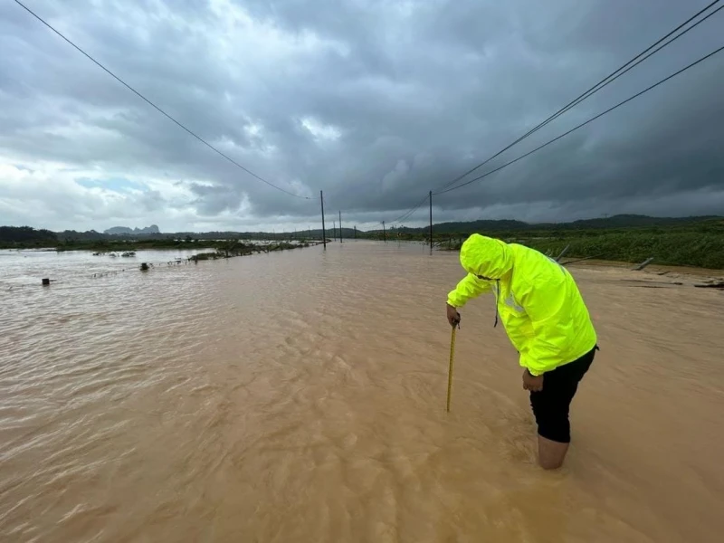 林明鎮再遭水劫　進出口被洪水阻斷