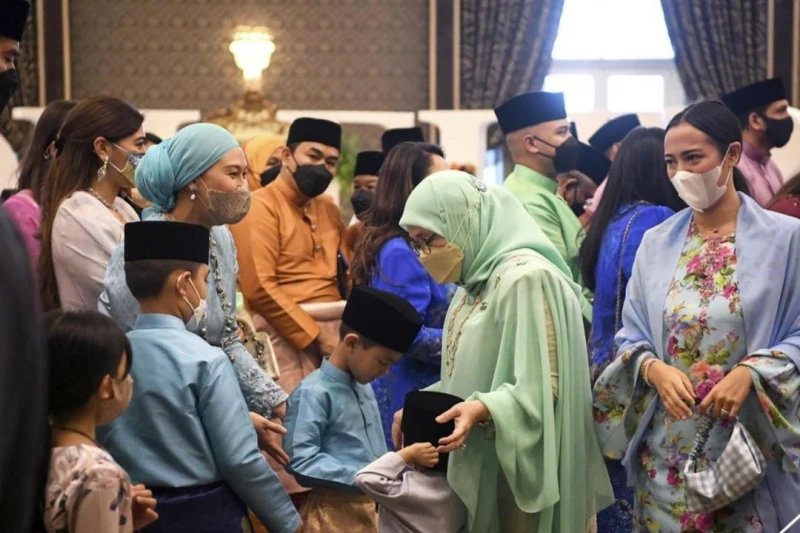 「突然」宣布翌日開齋節　東姑阿茲莎埋頭準備宴客餐點