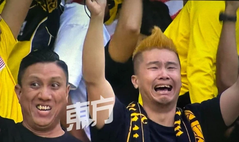 【獨家】賣摩哆到場見證大馬足球隊創歷史　華青激動表情被拍遭網民熱烈關注
