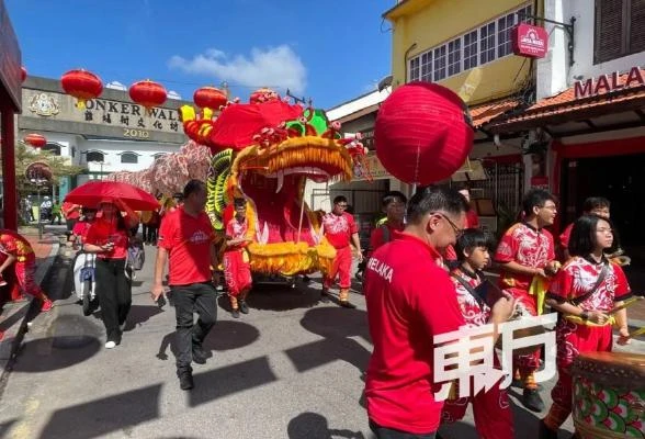 動員逾百人遊行4公里　「馬中友誼祥龍」抵甲州雞場街