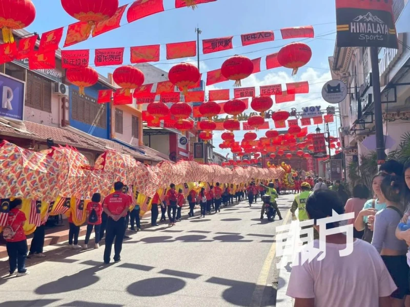 動員逾百人遊行4公里　「馬中友誼祥龍」抵甲州雞場街