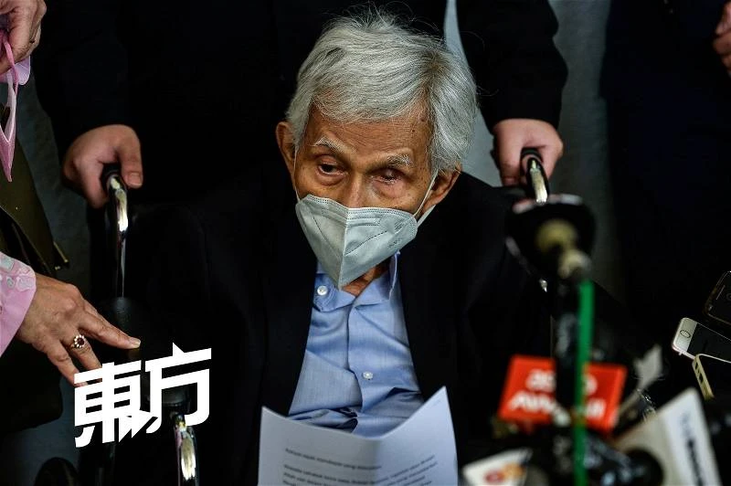 敦達因沒力念完文告 「我沒有犯錯,期待出庭辯護 」