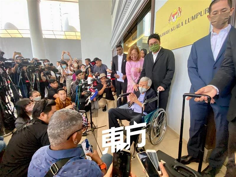 敦達因沒力念完文告 「我沒有犯錯,期待出庭辯護 」