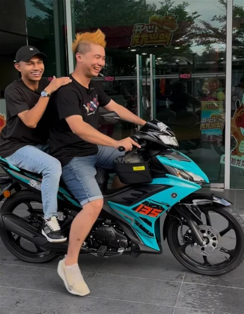 生日當天雙喜臨門 顏金良再獲國足球員贈送第二輛摩哆