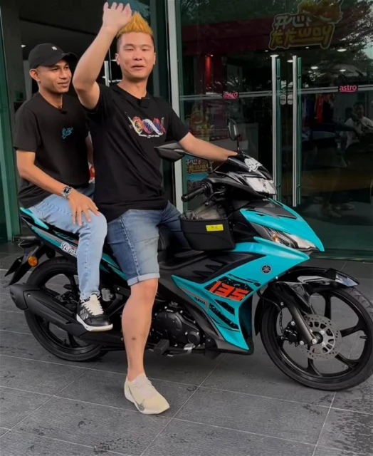 生日當天雙喜臨門 顏金良再獲國足球員贈送第二輛摩哆