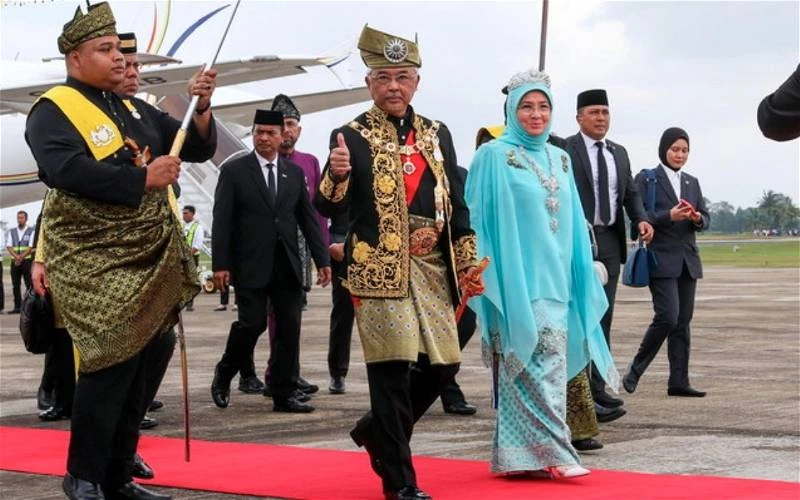 蘇丹阿都拉伉儷抵步　數千子民恭迎回彭亨