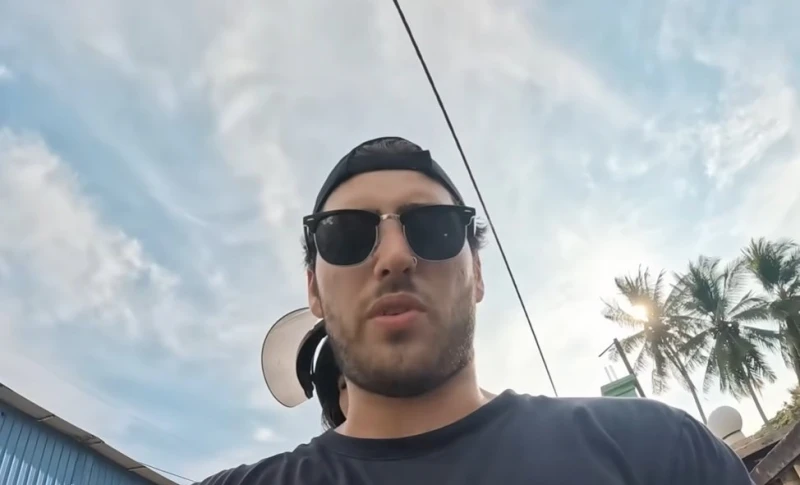 澳網紅未戴頭盔騎摩哆被截停　「與警到後巷付了RM100」