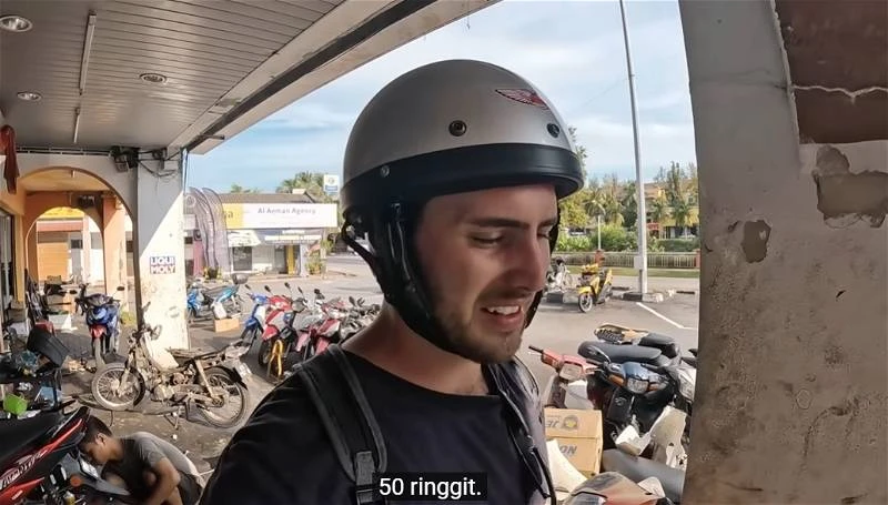 澳網紅未戴頭盔騎摩哆被截停　「與警到後巷付了RM100」