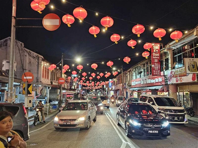 800盞大紅燈籠高高掛　亞依淡滿滿新年氣息