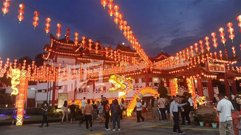 龍型彩燈及紅燈籠高掛　照耀天后宮迎新年