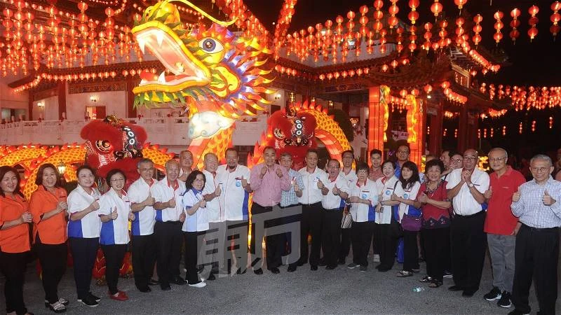 龍型彩燈及紅燈籠高掛　照耀天后宮迎新年