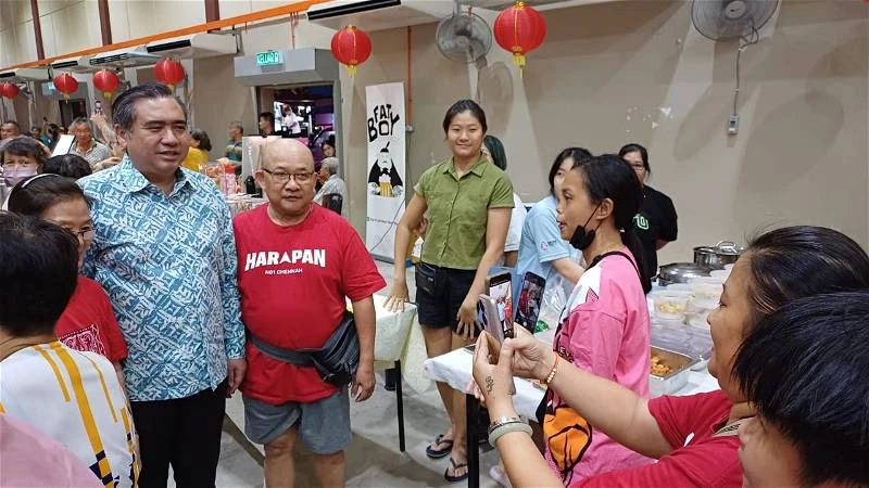 紅白色為主 寫有「希盟」　陸兆福獲支持者贊助「希望之龍」