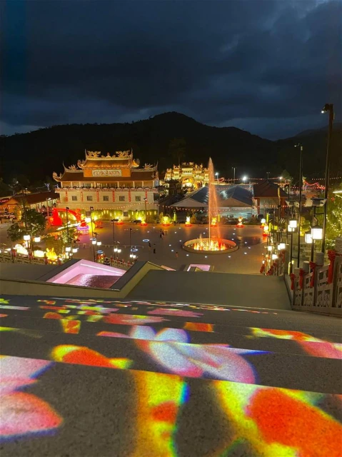 瓜拉比勞西天宮新年盛景　年味與花燈共舞