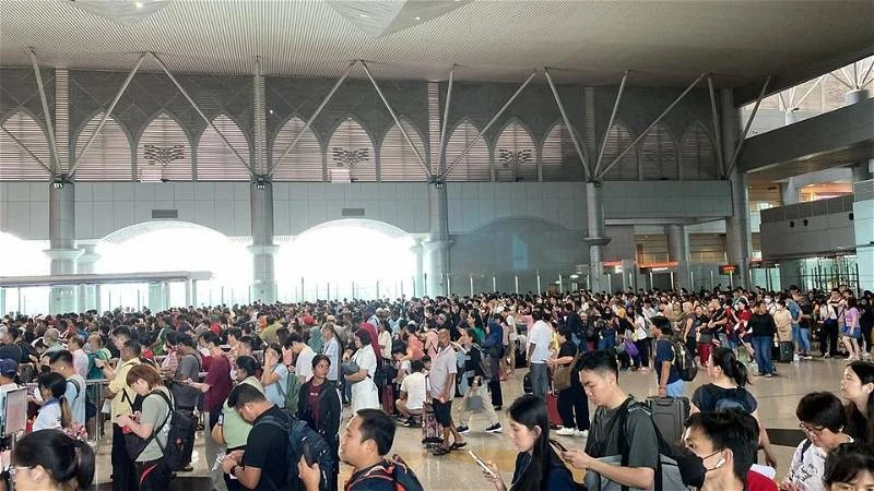 大馬遊子趕回鄉吃團圓飯　馬新關卡人流如潮