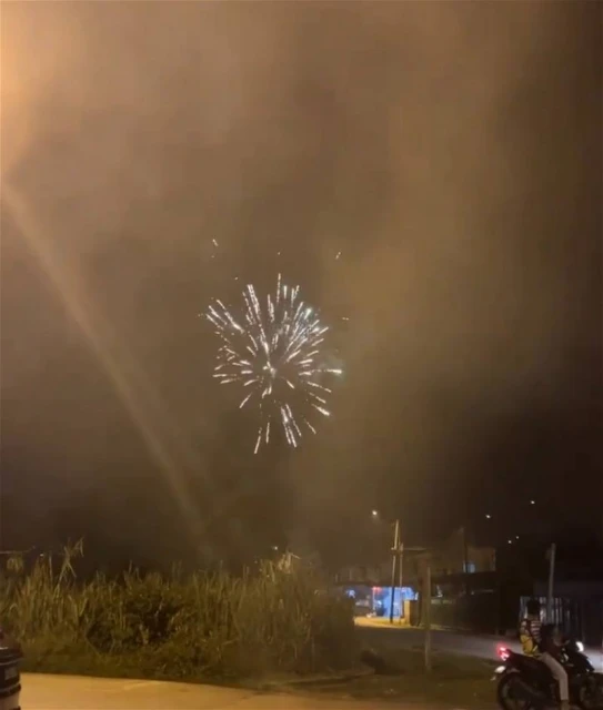 越堤族返鄉過節大手筆買煙花爆竹　小鎮慶龍年氣氛更勝往年