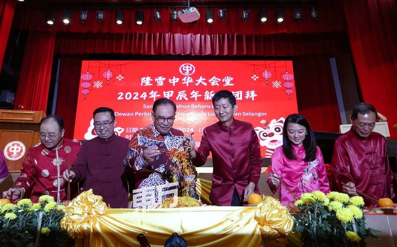 安華大年初一亮相隆雪華堂慶新春 秀中文「新年快樂、年年好」逗樂全場