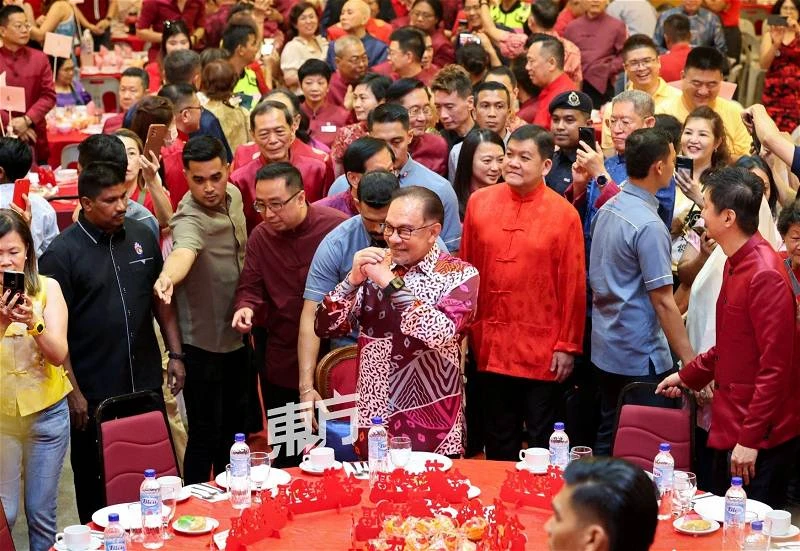 安華大年初一亮相隆雪華堂慶新春 秀中文「新年快樂、年年好」逗樂全場