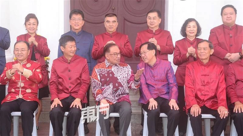 安華大年初一亮相隆雪華堂慶新春 秀中文「新年快樂、年年好」逗樂全場