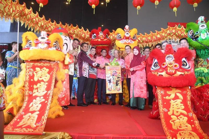 賽沙迪現身國盟團拜 慕尤丁劉華才齊撈生