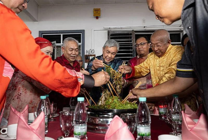 扎希到已故華裔「契媽」家拜年