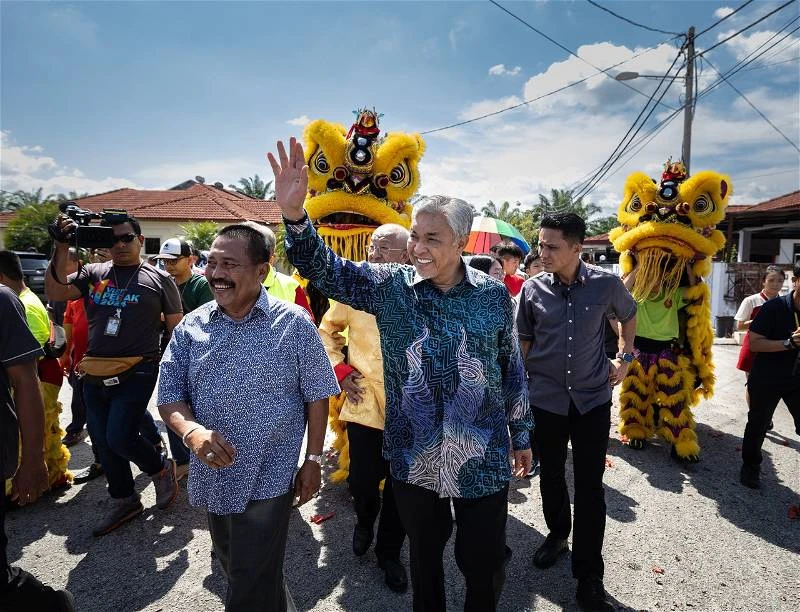 扎希到已故華裔「契媽」家拜年