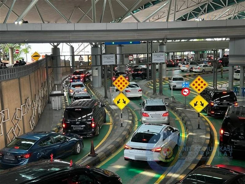 大年初二　新山關卡離境處人山人海