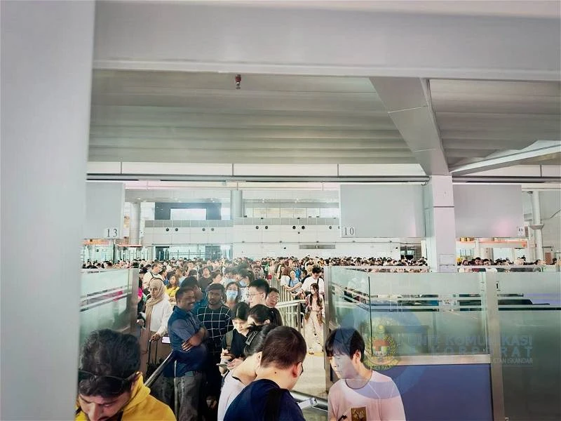 大年初二 新山關卡離境處人山人海