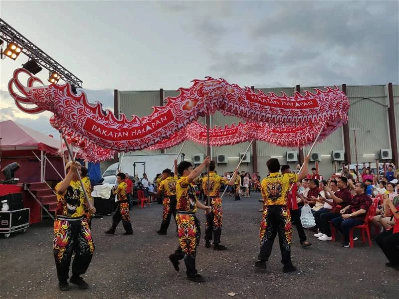 新春晚會熱哄哄 民眾要求合照陸兆福魅力不遜財神爺