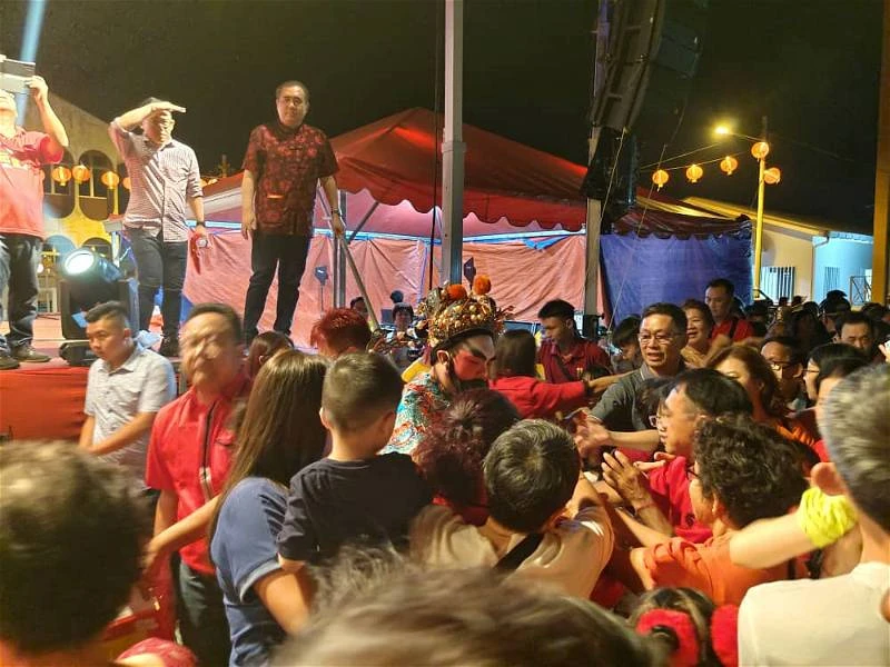 新春晚會熱哄哄 民眾要求合照陸兆福魅力不遜財神爺