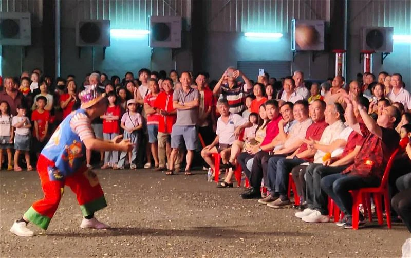 新春晚會熱哄哄 民眾要求合照陸兆福魅力不遜財神爺