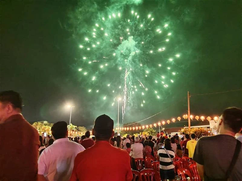 新春晚會熱哄哄 民眾要求合照陸兆福魅力不遜財神爺