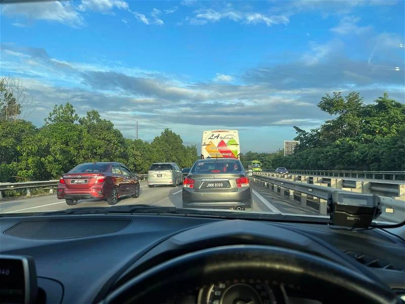 金寶返獅城塞車近14小時 遊子苦中做樂:到處車龍在龍年很應景