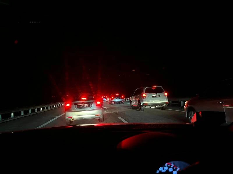 金寶返獅城塞車近14小時 遊子苦中做樂:到處車龍在龍年很應景