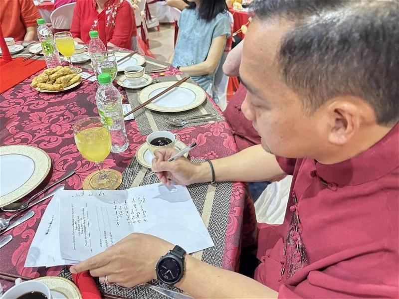 柔大臣台上恭賀「龍年行大運」　台下手寫拼音稿曝光