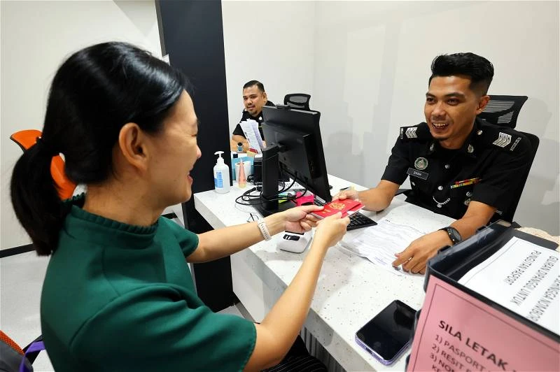 移民局研究　護照期限延長至10年