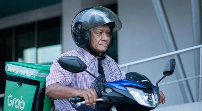 為養家餬口　70歲男子成為送餐員