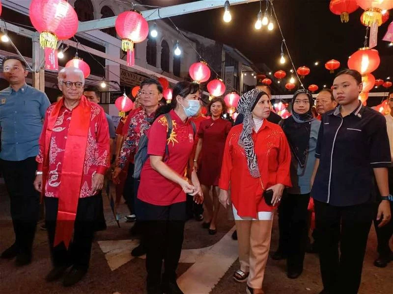 中國遊客贊本地新年充滿年味　林秀琴：有博主形容這才叫過年