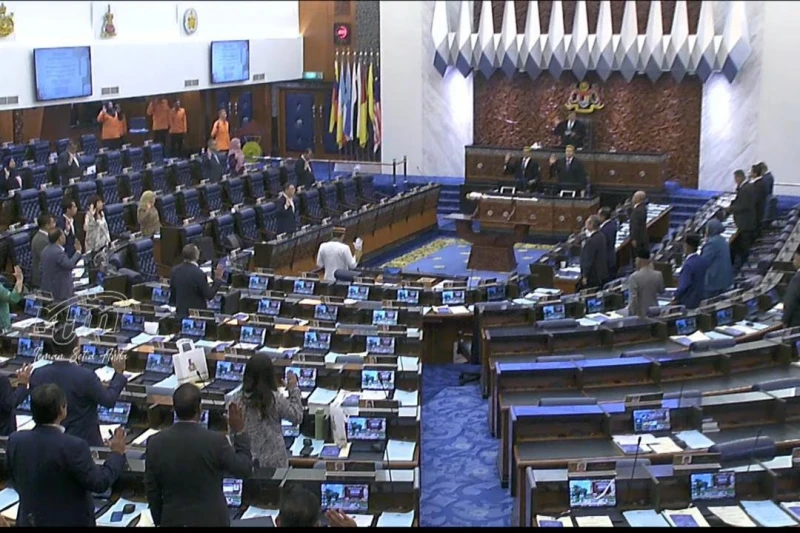 國會首創新規　下議院秘書率議員宣讀國家原則