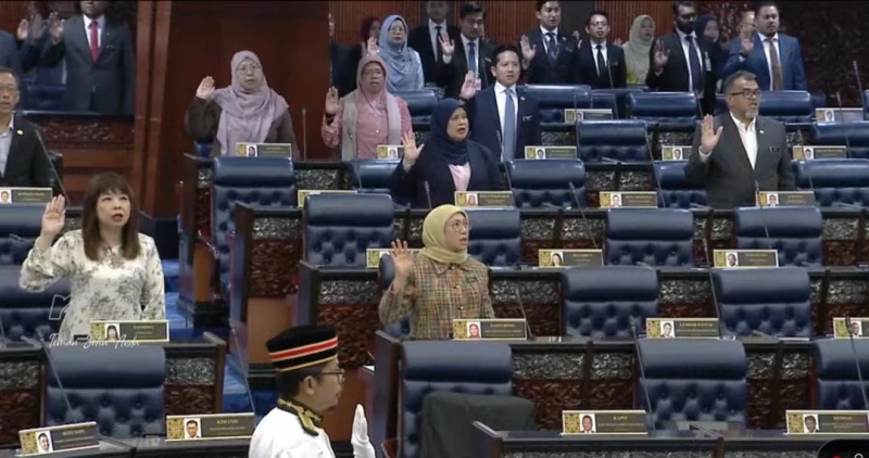 國會首創新規　下議院秘書率議員宣讀國家原則