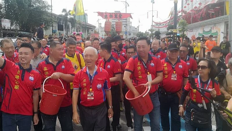 【柔佛古廟游神】洗街下起小雨驅除「不凈」　善信遊客掀游神首波高潮