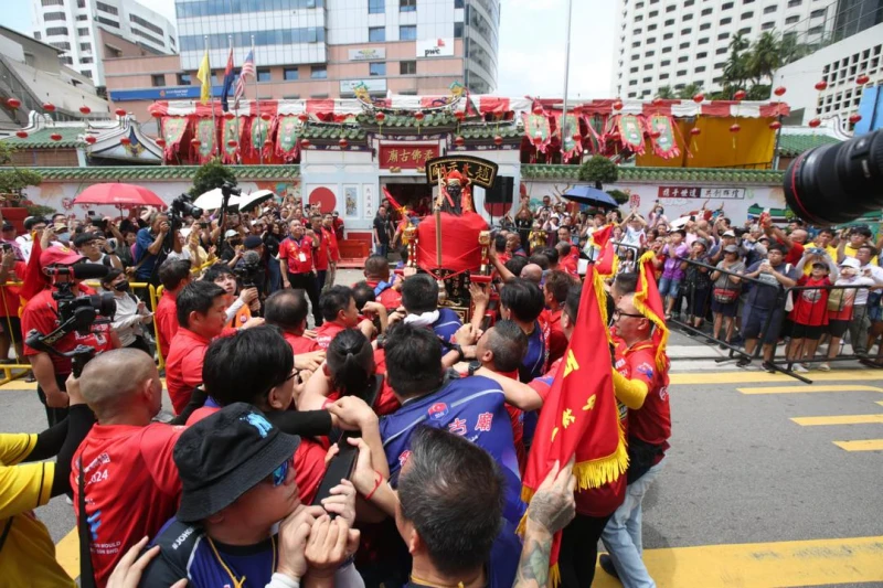 柔佛古廟五尊神明迴鑾　數千信眾冒雨恭送直呼「heng heng」