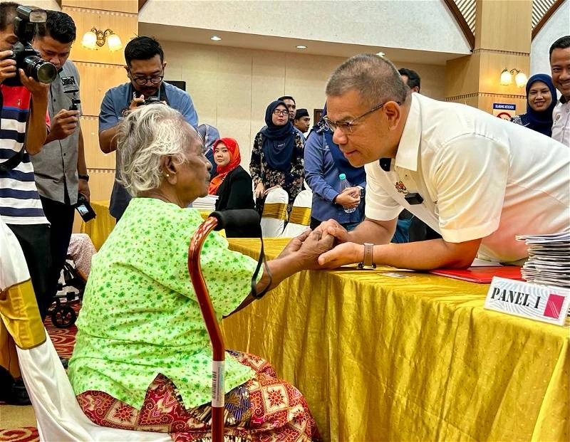 申請公民權考國文多次不過關   七旬華婦不言棄