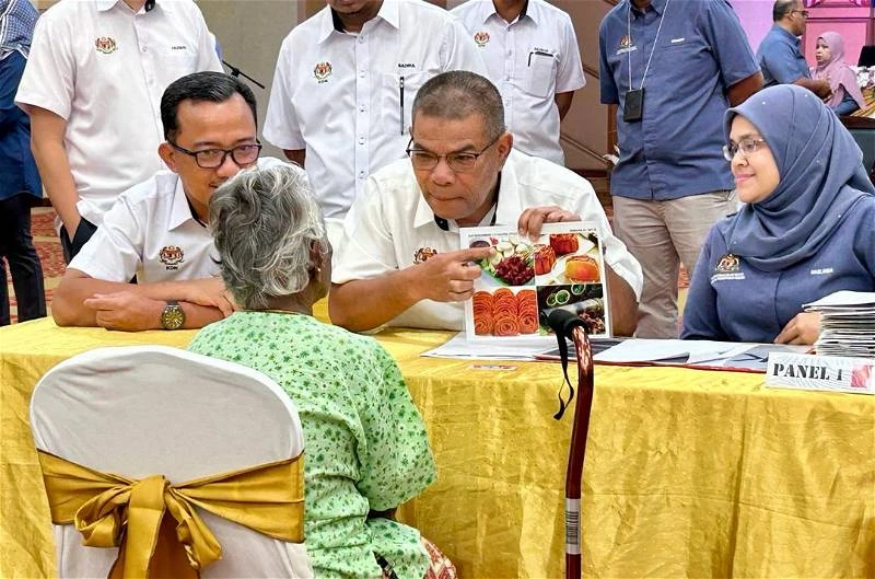 申請公民權考國文多次不過關   七旬華婦不言棄