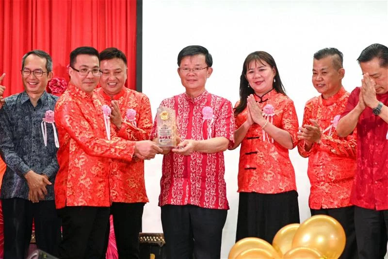 曹觀友：愈多友族孩子就讀華校　可惜政客一直炒作種族課題