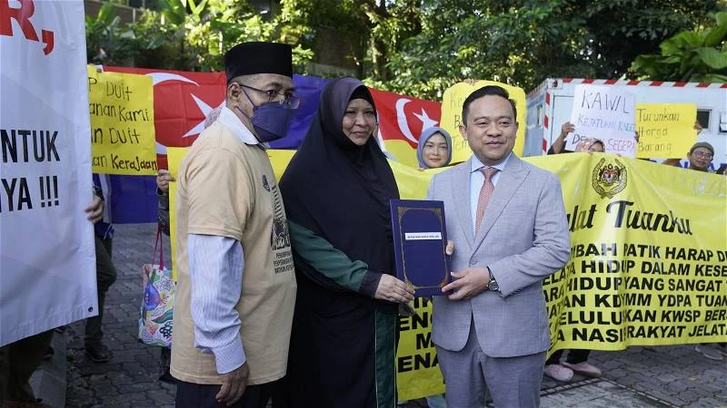 約30人國會外集會呈備忘錄　要求政府允有條件提領公積金