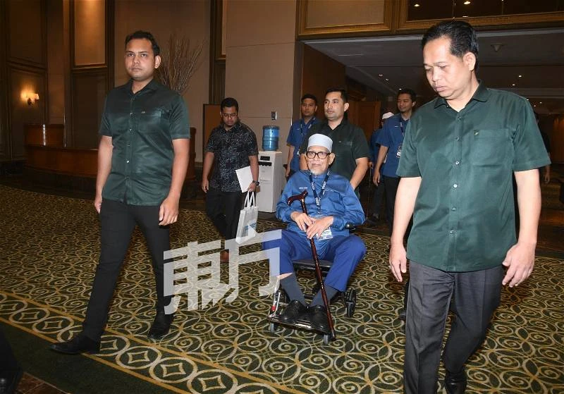 哈迪阿旺坐輪椅亮相國盟人民代表大會