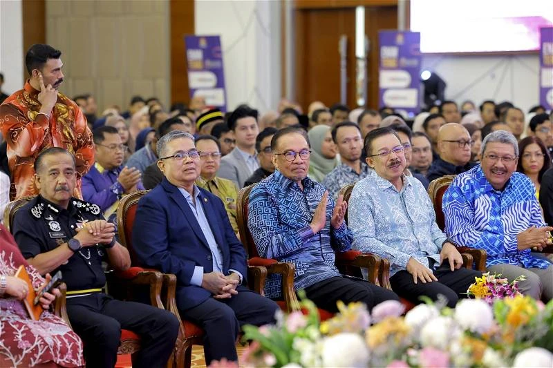 安華指示政府領袖　參加培訓課程